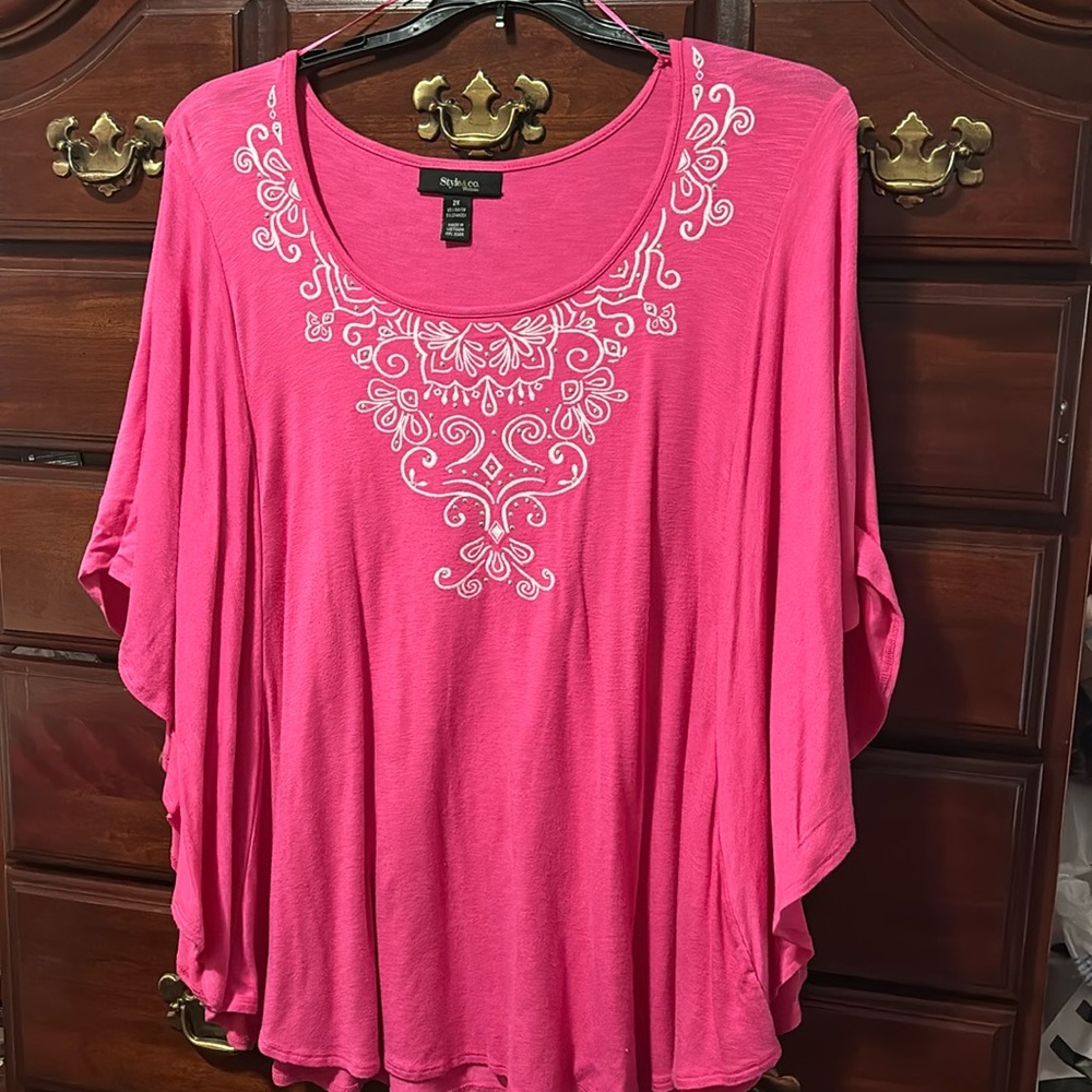 2X Style & co hot pink blouse with wings. Flattering jersey material